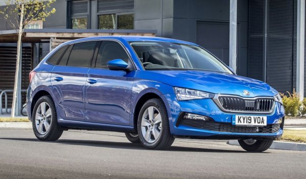 От Skoda определят Scala като автомобил от С-сегмента (нищо, че е на платформата на VW Polo). Като размери действително отговаря на по-горния сегмент, така че спокойно може да го обявим за най-евтиния компактен хечбек на българския пазар. Базовата кола е с еднолитров бензинов турбомотор с 95 коня и 5-степенна ръчна трансмисия. Има климатик, LED светлини, електрически стъкла отпред, електрически огледала, мултимедия с 6.5-инчов сензорен дисплей и два USB-C порта.
. 
Цена през декември 2022: 32 790 лева
Цена през декември 2021: 31480 лева 
Цена през декември 2020: 29 260 лева